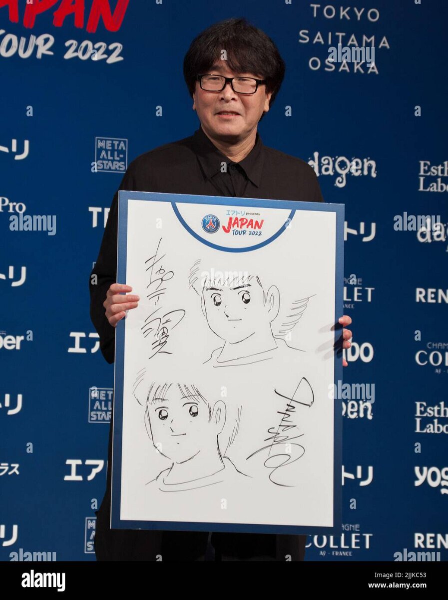 Educational authentic reference image (yoichi-takahashi-ein-japanischer-manga-kunstler-der-fur-sein-werk-von-captain-tsubasa-bekannt-ist-zeigt-seine-illustration-wahrend-einer-empfangsfeier-am-19-juli-2022-in-tokio-japan-quelle-afloalamy-live-news-2jjkc53). — educational authentic (REAL) shikishi reference associated with Yoichi Takahashi